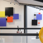 sculpture-murale-couleurs-Pas-Pied-Peint-mobilier-Les-Pieds-Sur-la-Table-meubles-design-modulables-galerie La Baule