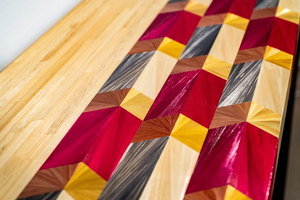 Console Flèches. Console en marqueterie de paille Or et rose, détail flèches. Artisanat d'art par Sandrine Reverseau Meubles Les Pieds Sur La Table