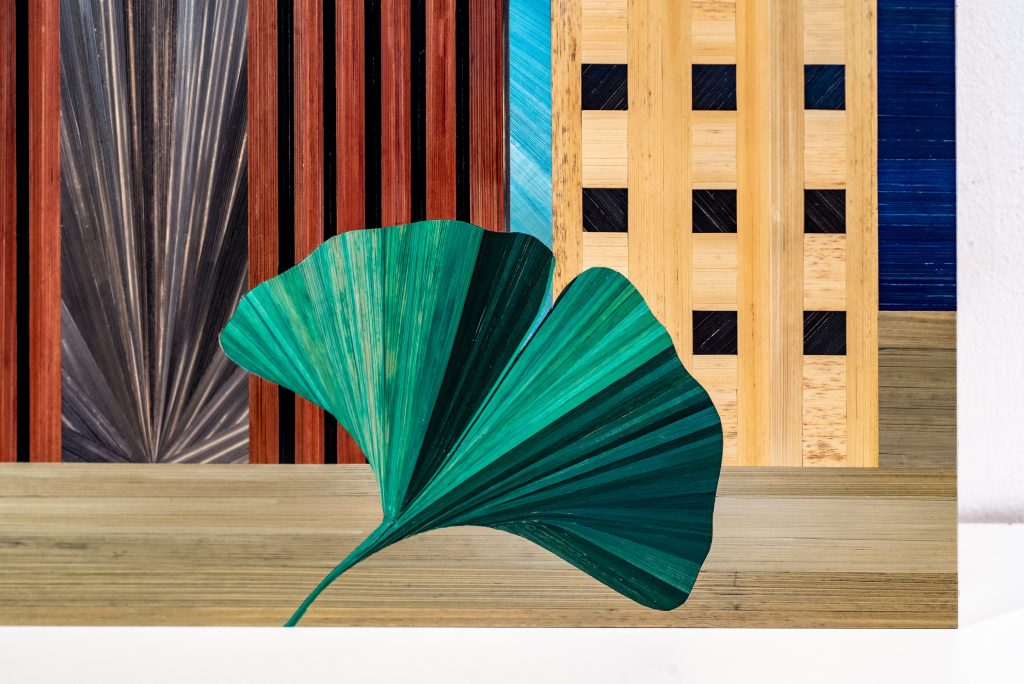Décor mural Portland, décor mural en marqueterie de paille détail feuille gingko. Artisanat français par Sandrine Reverseau Meubles Les Pieds Sur La Table