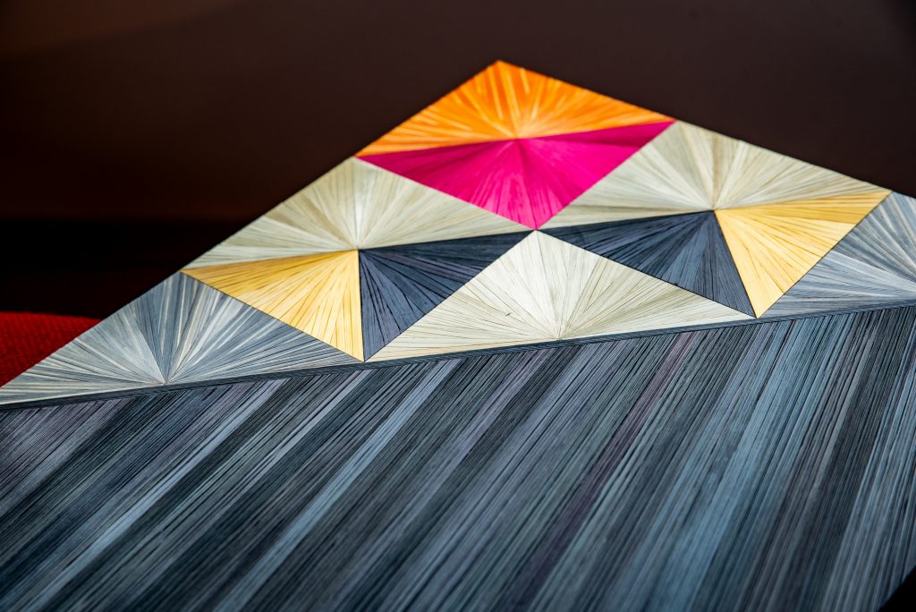 Console Triangles. Console en marqueterie de paille noire, zoom. Fabrication artisanale par Sandrine Reverseau Meubles Les Pieds Sur La Table