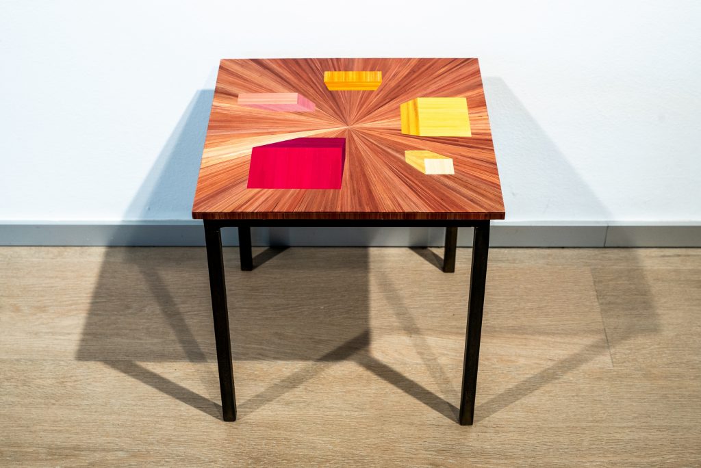 Console en marqueterie de paille rose et en couleurs. Artisanat d'art par Sandrine Reverseau Meubles Les Pieds Sur La Table