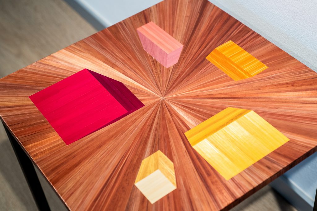 Table basse Soleil. Table basse en marqueterie de paille, zoom plateau. Fabrication artisanale par Sandrine Reverseau Meubles Les Pieds Sur La Table