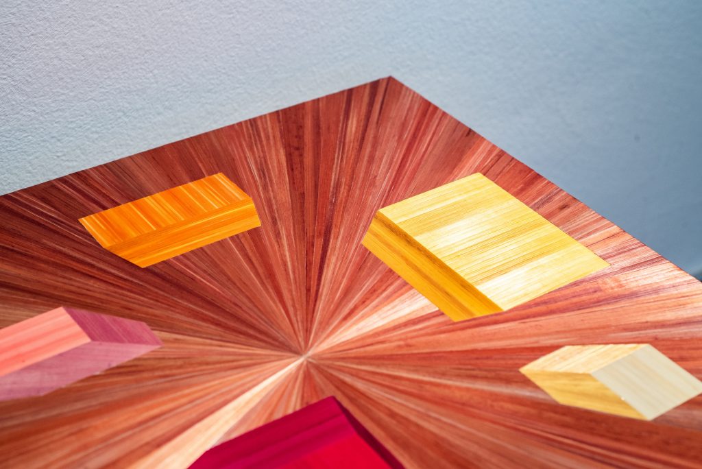 Table basse Soleil. Table basse en marqueterie de paille, zoom paille. Fabrication artisanale par Sandrine Reverseau Meubles Les Pieds Sur La Table
