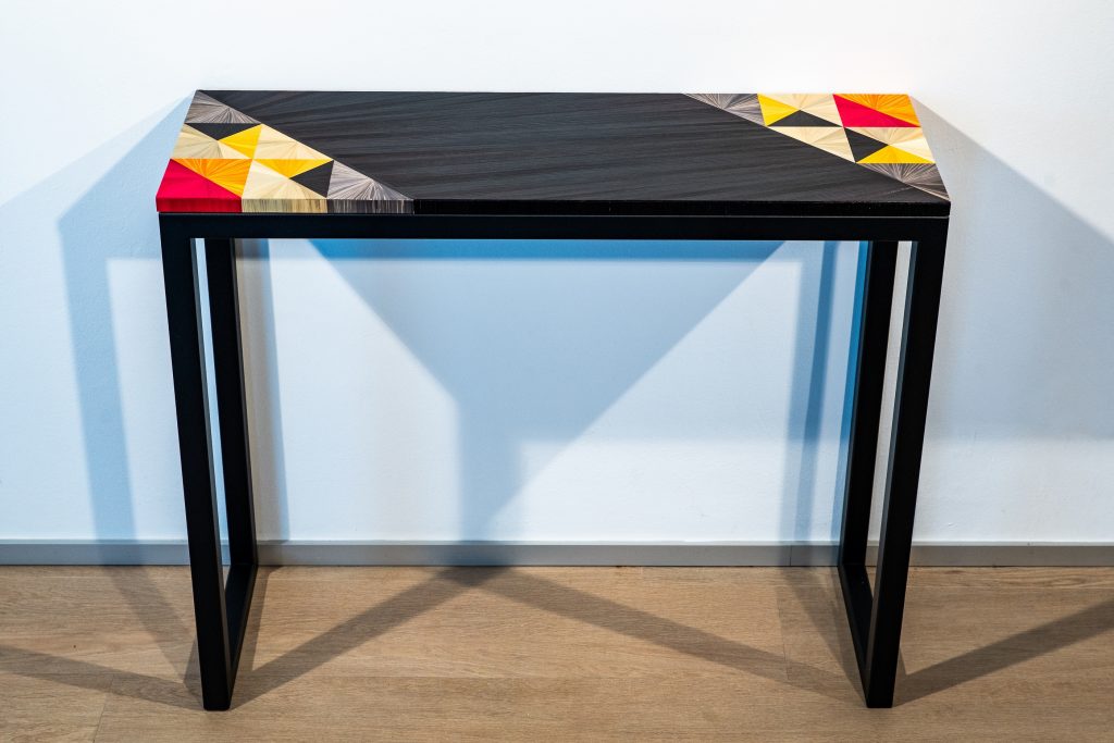 Console Triangles6 Console en marqueterie de paille noire. Fabrication artisanale par Sandrine Reverseau Meubles Les Pieds Sur La Table