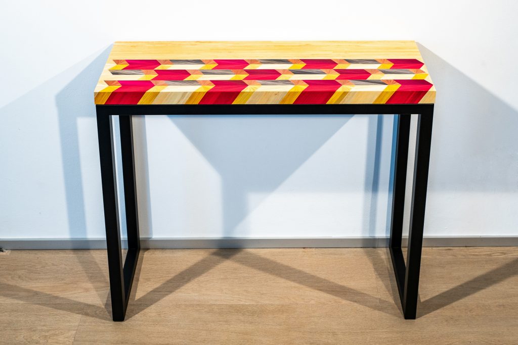 Console Flèches. Console en marqueterie de paille Or et rose. Artisanat d'art par Sandrine Reverseau Meubles Les Pieds Sur La Table