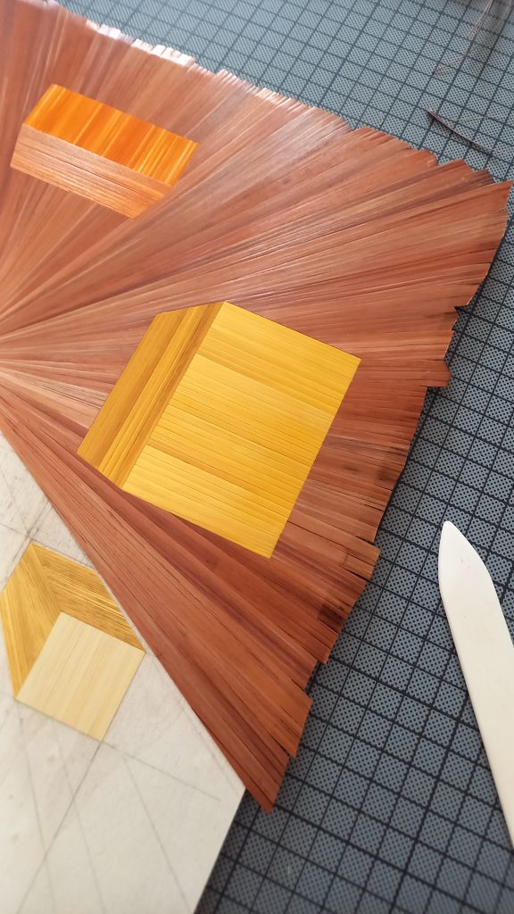 Table basse Soleil. Table basse en marqueterie de paille, atelier. Fabrication artisanale par Sandrine Reverseau Meubles Les Pieds Sur La Table