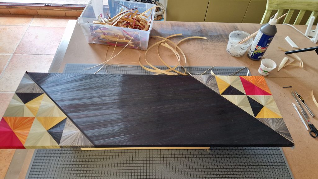 Console Triangles. Console en marqueterie de paille noire. Atelier. Fabrication artisanale par Sandrine Reverseau Meubles Les Pieds Sur La Table