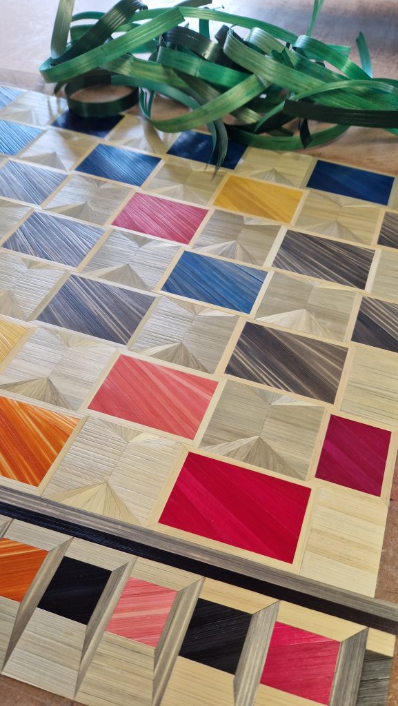 Décor mural Flaine. Décor mural en marqueterie de paille architecture et-nature, hommage à Marcel Breuer, photo atelier. Artisanat d'art par Sandrine Reverseau Meubles Les Pieds Sur La Table