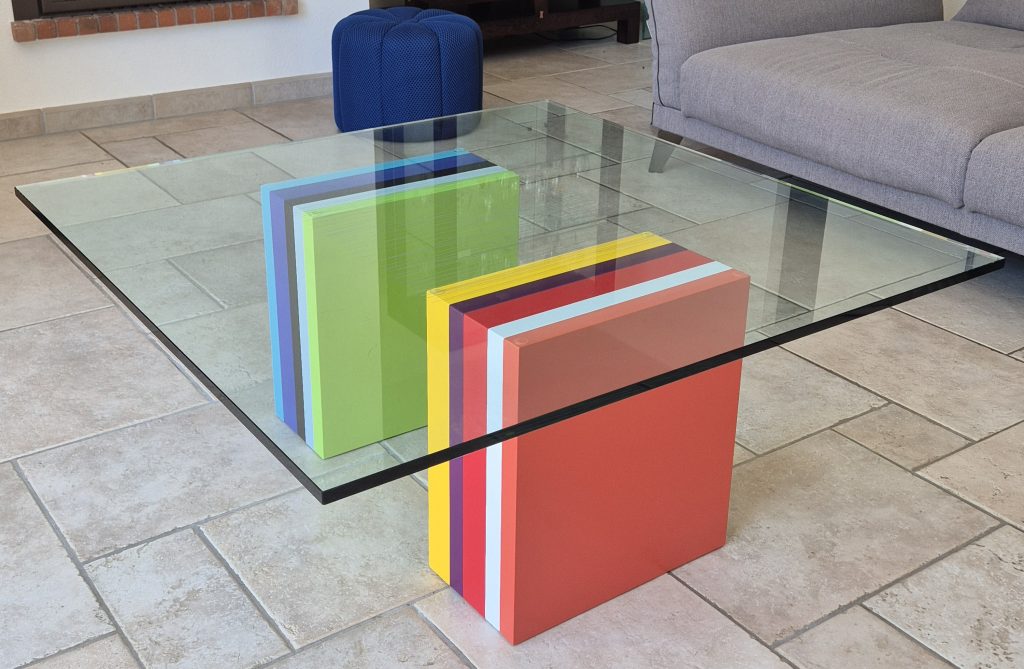 Table basse en couleur Pied-G multi avec plateau en verre réalisée pour une maison privée. Mobilier Les Pieds Sur La Table créateur et fabricant de meubles contemporains design sur mesure.