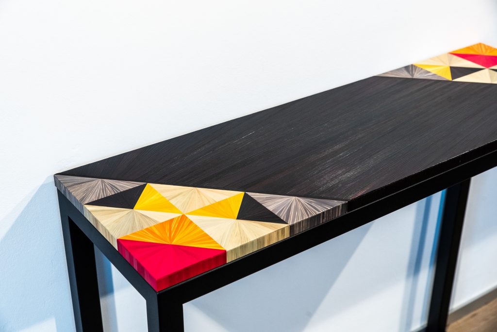 Console Triangles6 Console en marqueterie de paille noire et couleurs. Fabrication artisanale par Sandrine Reverseau Meubles Les Pieds Sur La Table