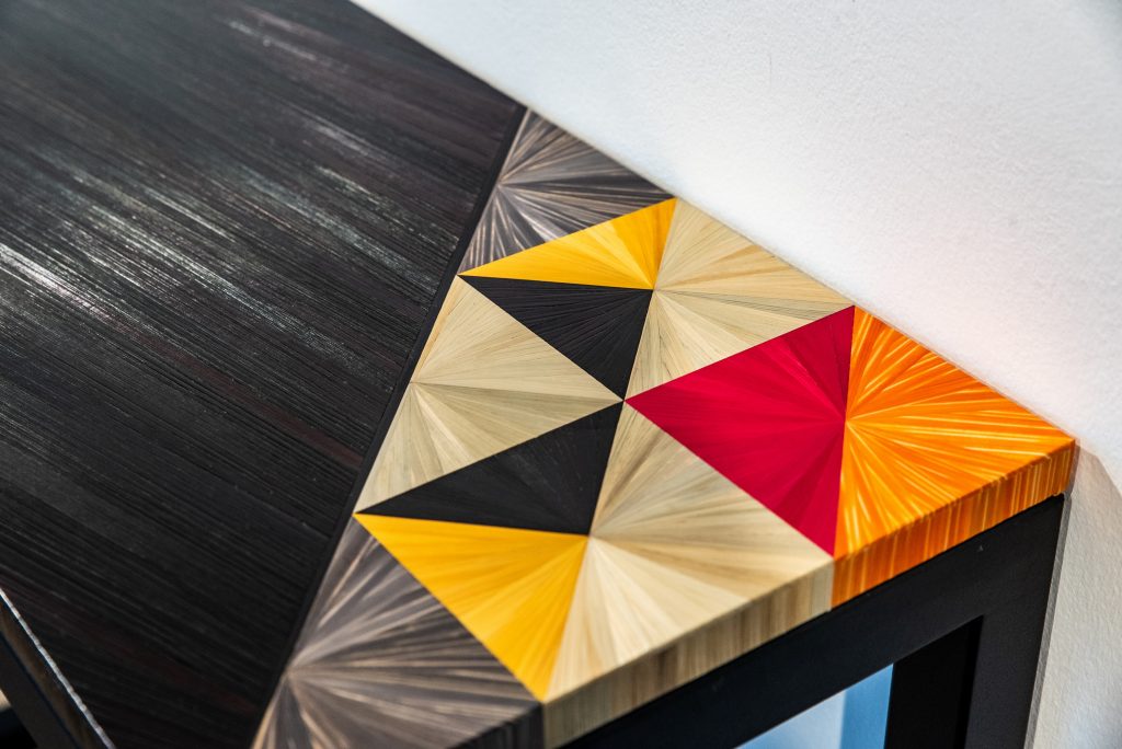 Console Triangles6 Console en marqueterie de paille noire, détails. Fabrication artisanale par Sandrine Reverseau Meubles Les Pieds Sur La Table