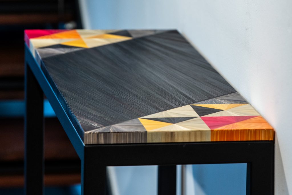 Console Triangles6 Console en marqueterie de paille noire, détails paille. Fabrication artisanale par Sandrine Reverseau Meubles Les Pieds Sur La Table