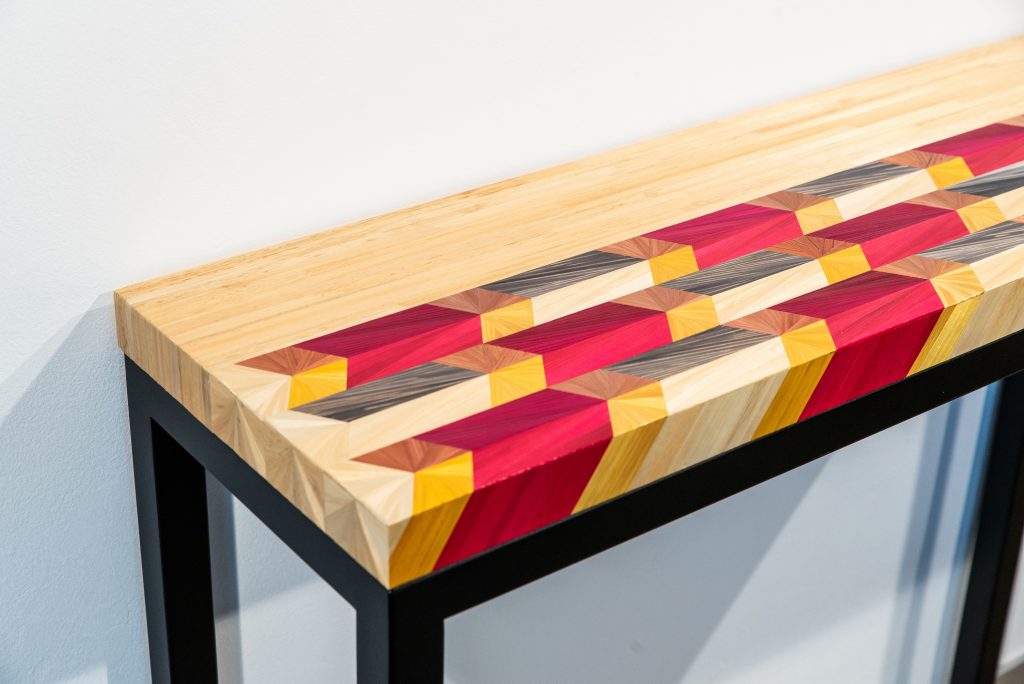 Console Flèches. Console en marqueterie de paille Or et Rose, détail. Artisanat d'art par Sandrine Reverseau Meubles Les Pieds Sur La Table