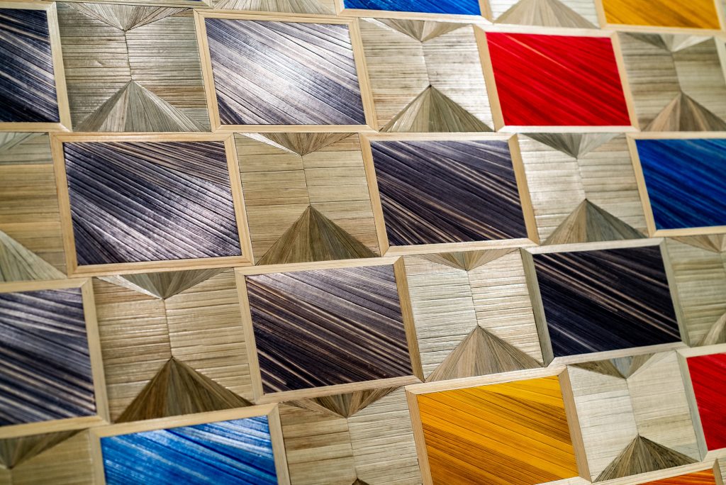 Décor mural Flaine. Décor mural en marqueterie de paille architecture et-nature, hommage à Marcel Breuer, détail façade. Artisanat d'art par Sandrine Reverseau Meubles Les Pieds Sur La Table