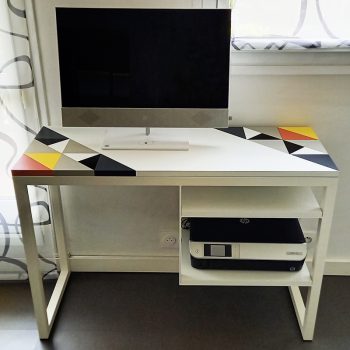 Bureau ordinateur design dessiné et fabriqué sur mesure avec un décor Origami associé à une structure blanche. Design Les Pieds Sur La table actualité