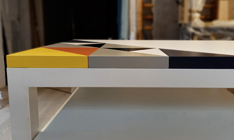 Bureau design sur mesure blanc et motif Origami unique. Détail du motif fabriqué dans l'atelier de Mobilier Les Pieds Sur La Table