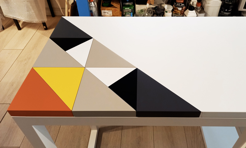 Bureau design sur mesure avec motif Origami unique. Détail du motif fabriqué dans l'atelier de Mobilier Les Pieds Sur La Table
