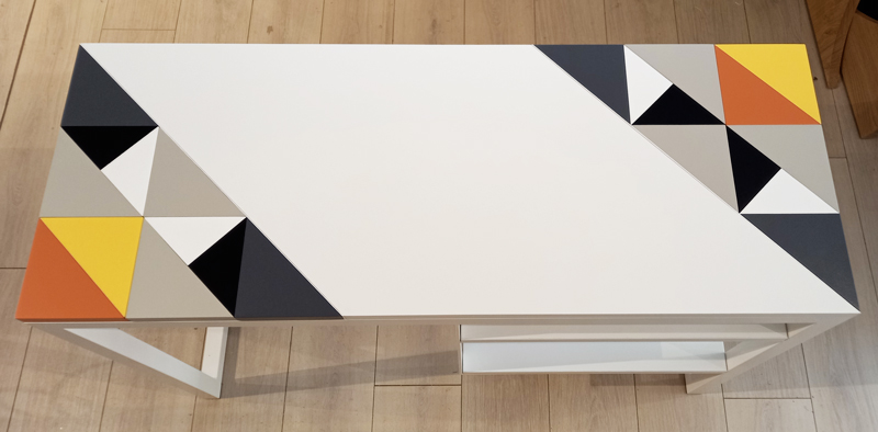 Bureau design sur mesure avec motif Origami unique. Design par Mobilier Les Pieds Sur La Table