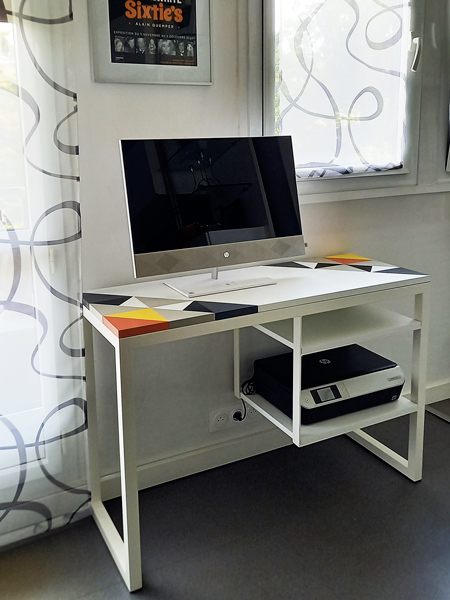 Bureau ordinateur design blanc et en couleurs avec tablettes pour imprimante. Design par Mobilier Les Pieds Sur La Table