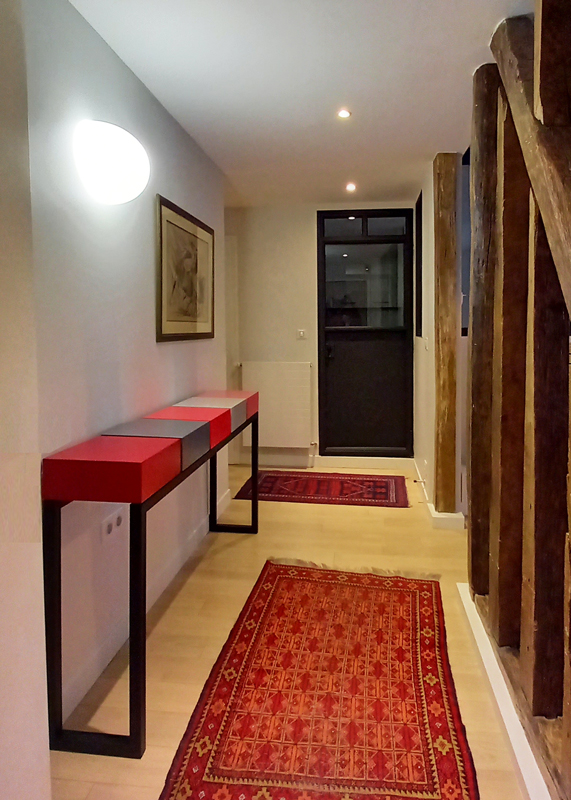 console d'entrée design sur mesure en bois et acier. Console de couleur rouge. Design et fabrication française par Les Pieds Sur La Table mobilier Paris