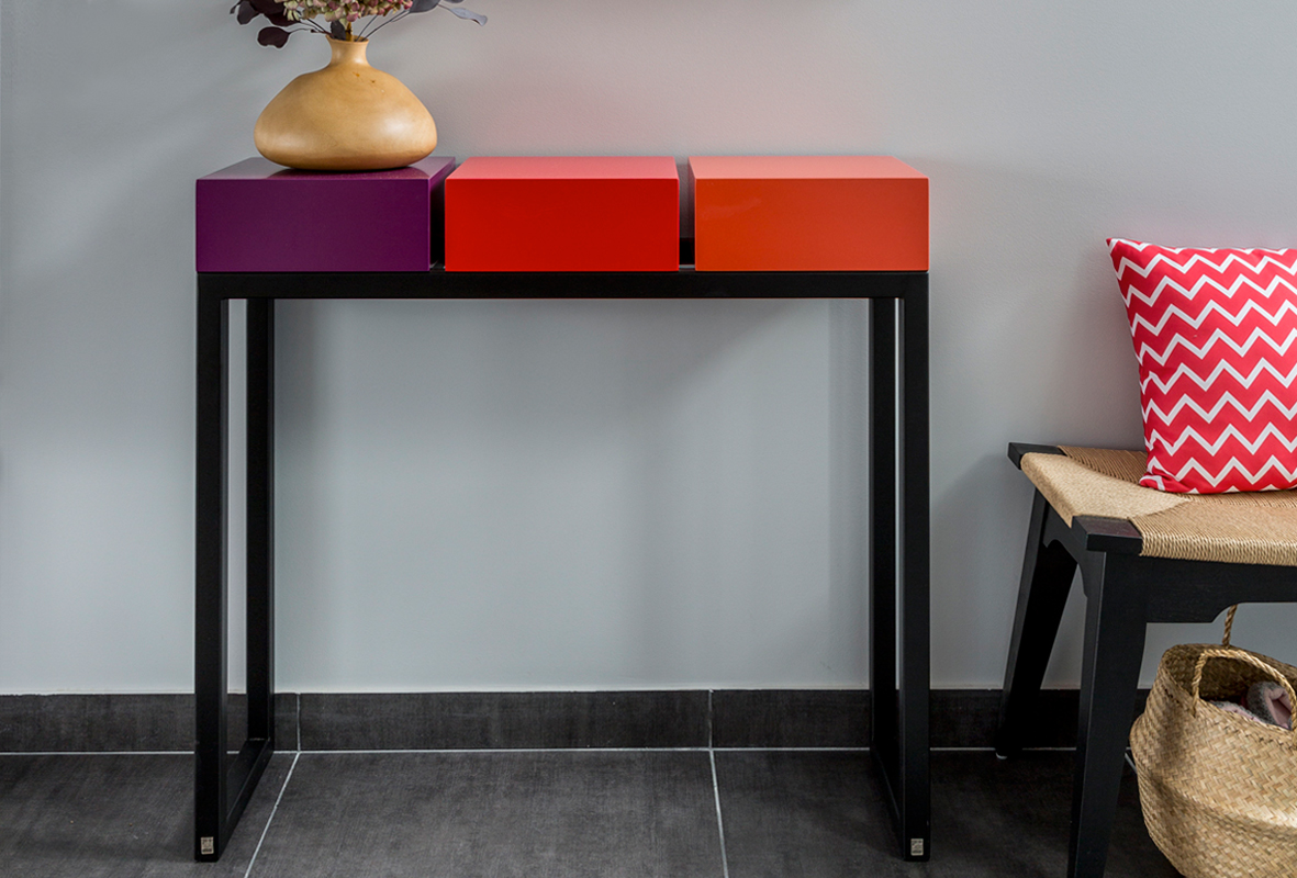 console design décorative cubes aubergine rouge orange et acier noir Pied Estal mobilier Les Pieds Sur La Table réalisation maison