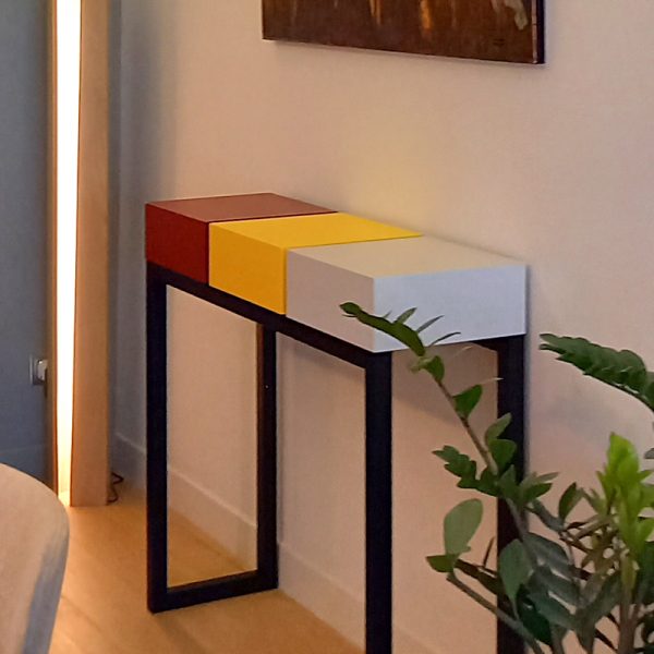 Console design décorative en couleurs dans un appartement parisien. Création meubles contemporains Les Pieds Sur La Table