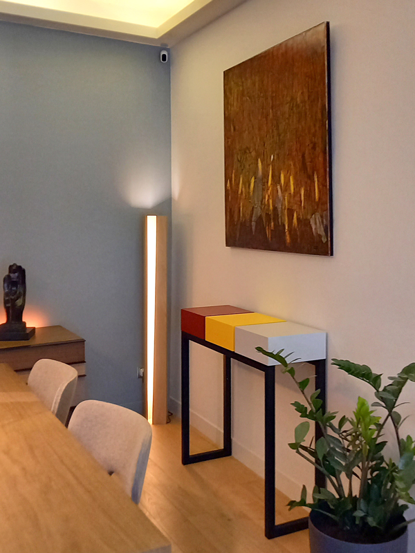 Console design décorative dans un appartement parisien. Création meubles contemporains Les Pieds Sur La Table