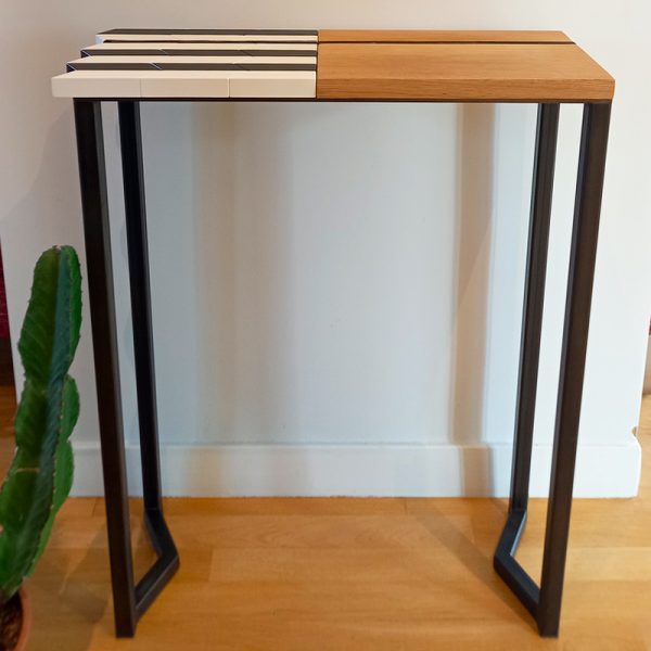 Console design noir et blanc, bois massif recyclé, caoutchouc. Console Drapô Collection Origami meubles Les Pieds Sur La Table