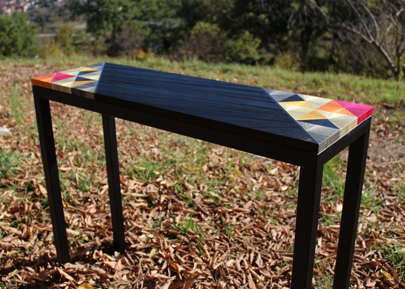 Console en marqueterie de paille noire et motifs. Artisanat d'art par Sandrine Reverseau Meubles Les Pieds Sur La Table