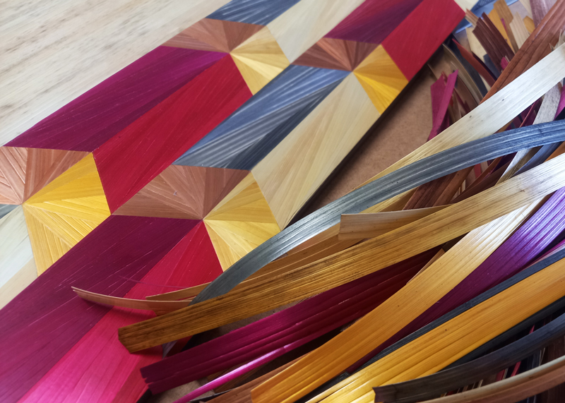 Console en marqueterie de paille rose et en couleurs. Artisanat d'art par Sandrine Reverseau Meubles Les Pieds Sur La Table. Brins de paille
