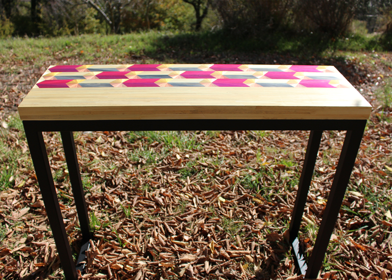 Console en marqueterie de paille rose et en couleurs. Artisanat d'art par Sandrine Reverseau Meubles Les Pieds Sur La Table