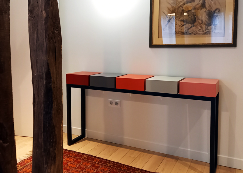 console d'entrée design aux couleurs sur-mesure pour un appartement parisien. Design et fabrication française par Les Pieds Sur La Table mobilier Paris
