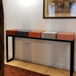 Console d'entrée design aux couleurs sur-mesure pour un appartement parisien. Design et fabrication française par Les Pieds Sur La Table mobilier Paris UNE