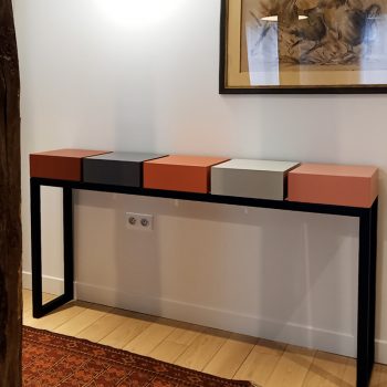 Console d'entrée design aux couleurs sur-mesure pour un appartement parisien. Design et fabrication française par Les Pieds Sur La Table mobilier Paris UNE