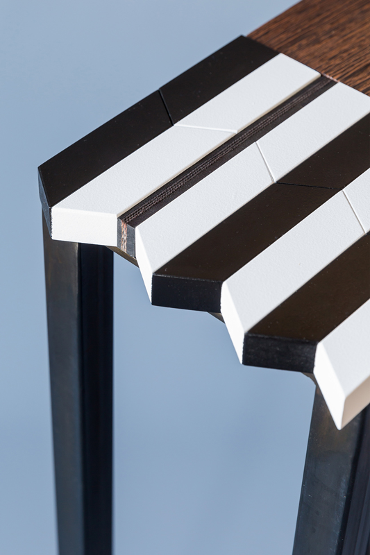 Détail des découpes bois. Console origami moderne au motif noir-et-blanc-bois-massif-wengue-brosse-caoutchouc-noir-pied-en-acier-Console-Drapeau-Design-Sandrine-Reverseau.