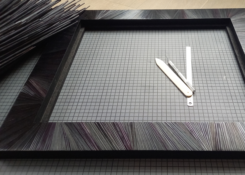 Encadrement en marqueterie de paille noire. Artisanat d'art par Sandrine Reverseau Meubles Les Pieds Sur La Table