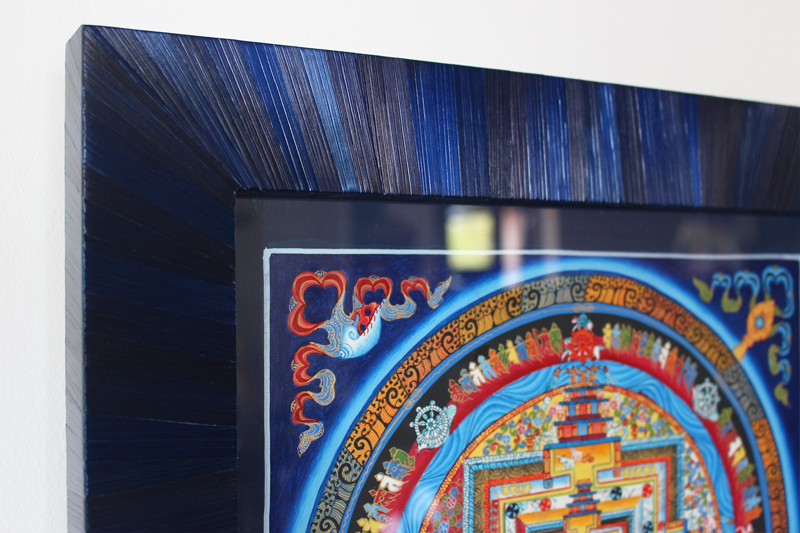 Encadrement en marqueterie de paille bleue autour d'un mandala népalais. Artisanat d'art Par Sandrine Reverseau