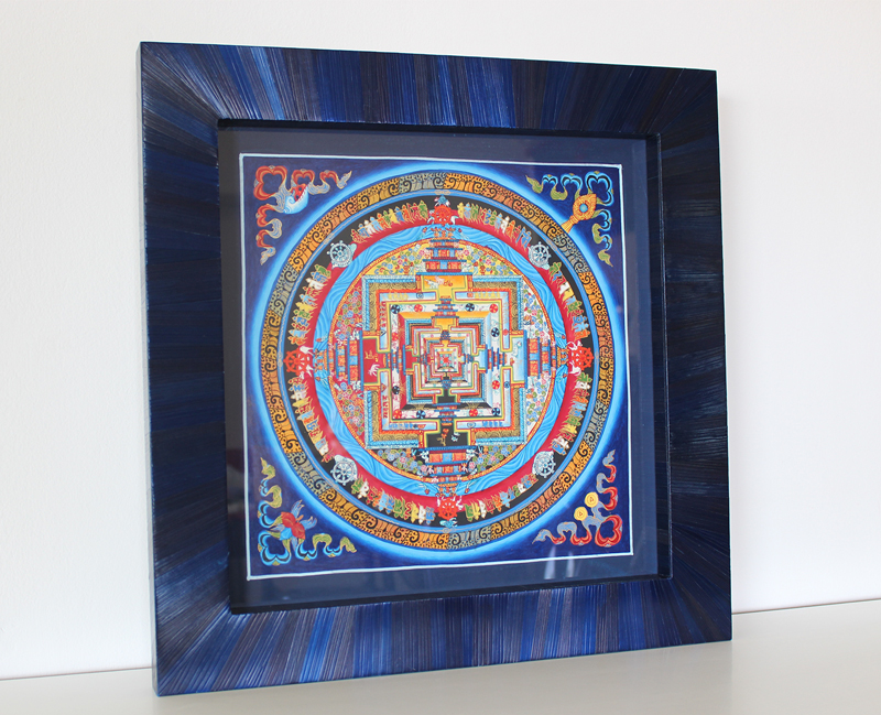 Encadrement en marqueterie de paille bleue autour d'un mandala népalais