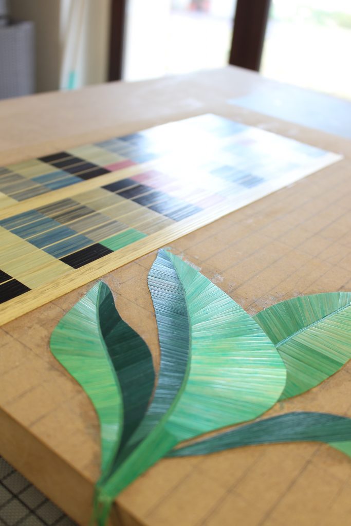 Décor mural Los Angeles. Décor mural en marqueterie de paille architecture et nature, photo atelier. Artisanat d'art par Sandrine Reverseau Meubles Les Pieds Sur La Table