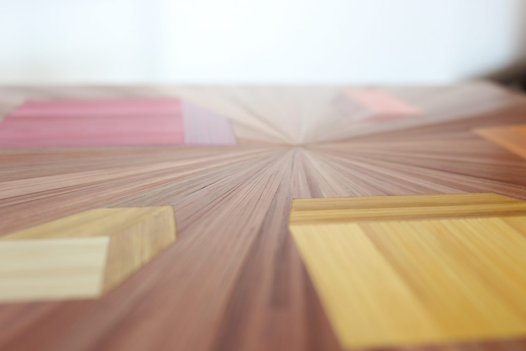 Table basse Soleil. Table basse en marqueterie de paille, zoom surface. Fabrication artisanale par Sandrine Reverseau Meubles Les Pieds Sur La Table