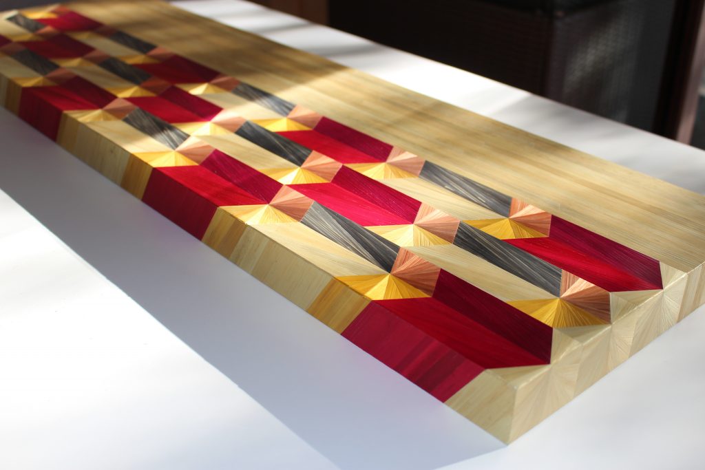 Console Flèches. Console en marqueterie de paille Or et rose, détail paille. Artisanat d'art par Sandrine Reverseau Meubles Les Pieds Sur La Table