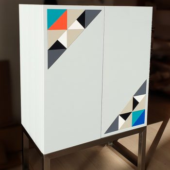 Meuble minibar sur mesure avec décor Origami, Création et fabrication meuble design par Les Pieds Sur La Table artisan français