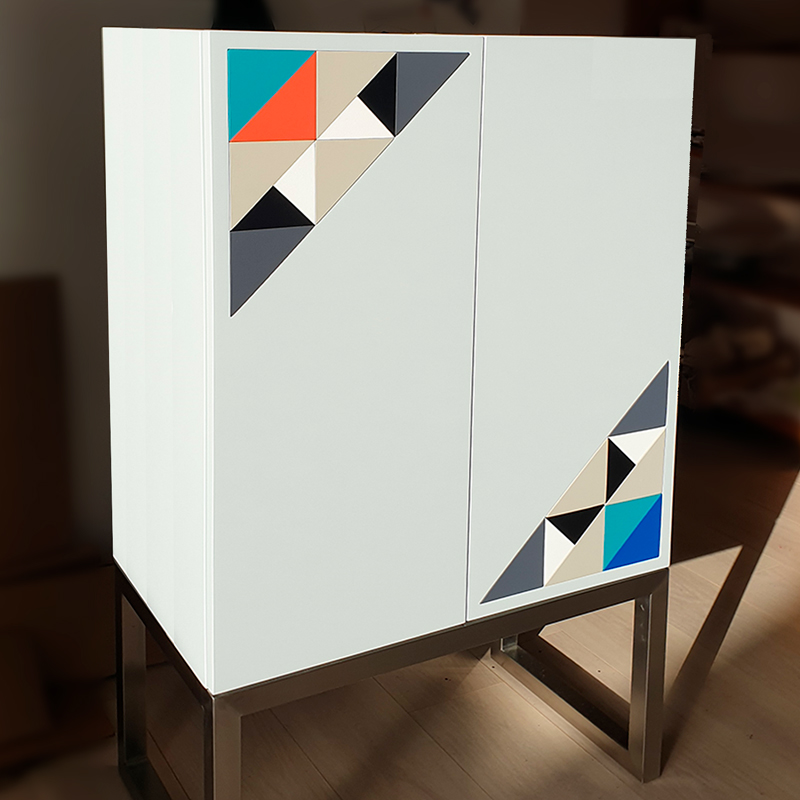 Meuble minibar sur mesure avec décor Origami, Meuble design créé et fabriqué par Les Pieds Sur La Table artisnat français