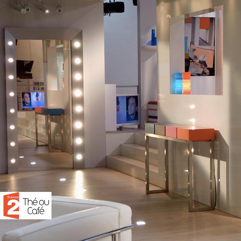 Mobilier contemporain coloré dans Thé ou Café l'émission de télévision. Meubles design modulables sur mesure et colorés Les Pieds Sur La Table