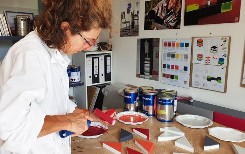 Créatrice de meubles dans son atelier, Sandrine Reverseau, Rueil-Malmaison près de Paris