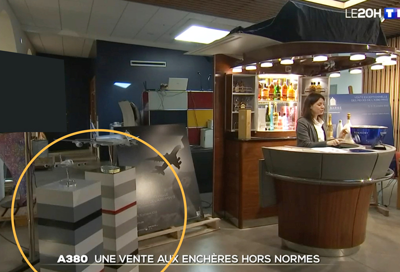 Socles pour objets de collection au JT TF1 pendant la vente aux enchères A380 Toulouse