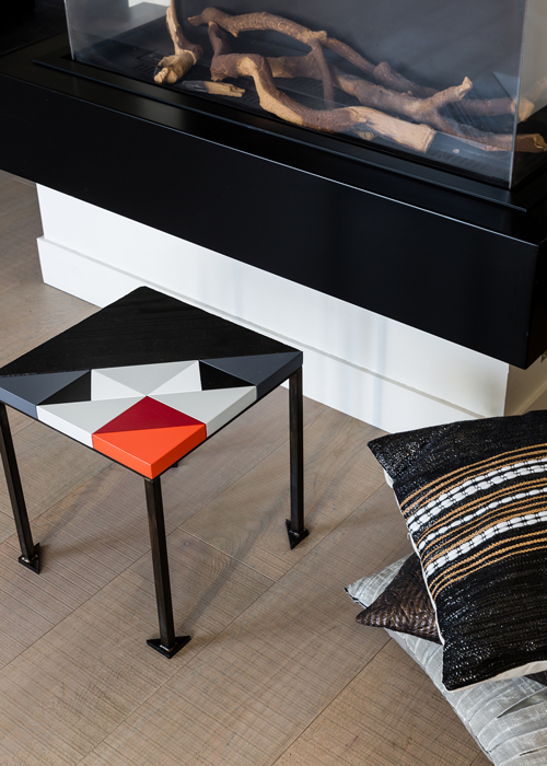 Table basse bois brûlé et motif Origami en couleurs . Table basse petit modèle Panorama Création Meubles Les Pieds Sur La Table