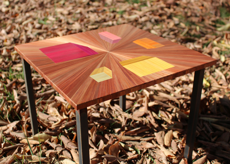 Table basse Soleil. Table basse en marqueterie de paille, photo extérieur. Fabrication artisanale par Sandrine Reverseau Meubles Les Pieds Sur La Table