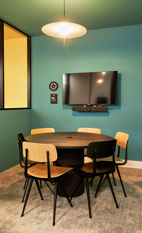Table de réunion en chêne noir et pied tapissé réalisée sur mesure par Les Pieds Sur La Table mobilier pour Morning espace coworking