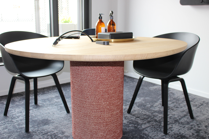 Table de réunion en chêne et pied tapissé réalisée sur mesure par Les Pieds Sur La Table mobilier pour Morning espace coworking
